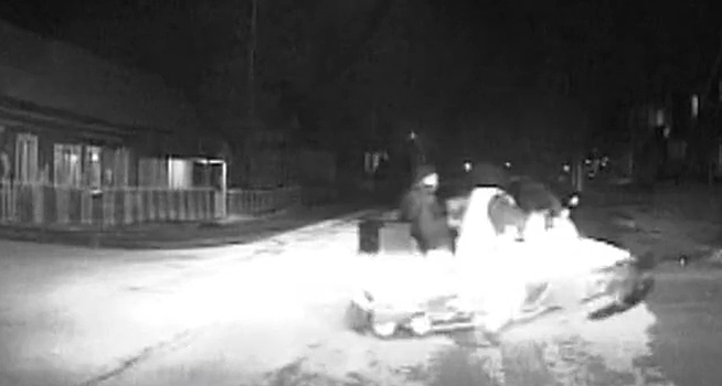 В Красноярском крае мужчина попытался скрыться от полицейских на снегоходе по асфальту