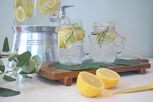 Названо самое неочевидное полезное свойство воды с лимоном