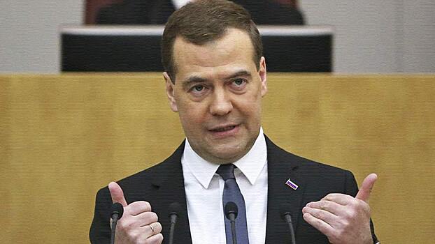 Медведев считает, что Россия сумела избежать политического кризиса. Спорное утверждение