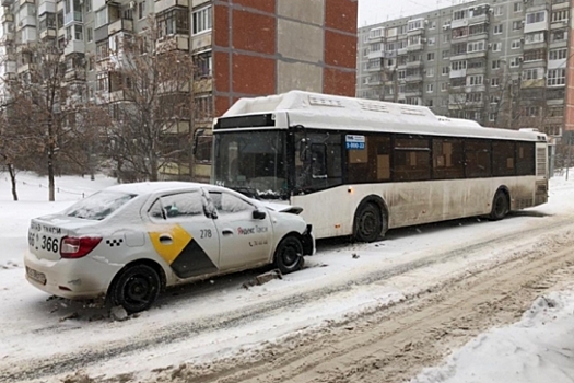 В Волгограде столкнулись такси и автобус: пострадал один человек