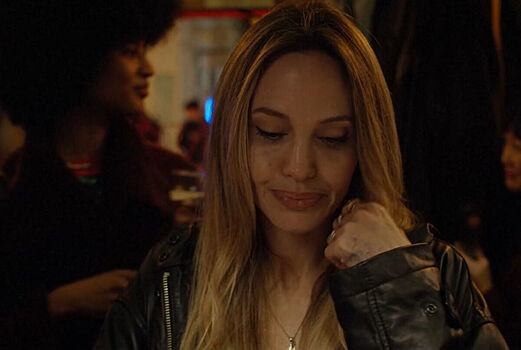 Анджелину Джоли подозревают в романе с коллегой