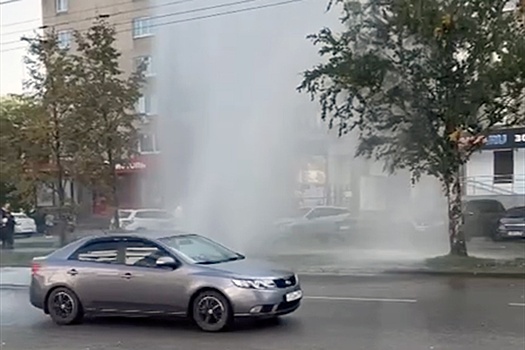 В Екатеринбурге из-под земли ударил фонтан с девятиэтажный дом