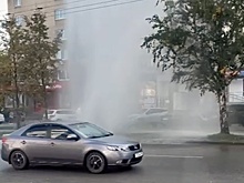 В Екатеринбурге из-под земли ударил фонтан с девятиэтажный дом