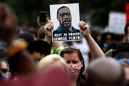 Сотни человек вышли на марш памяти Джорджа Флойда в Миннеаполисе
