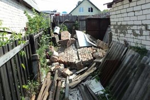 В Казани двух человек придавило обрушившейся кирпичной стеной