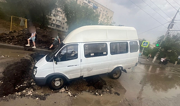 На юге Волгограда после ливня маршрутка №6а провалилась под асфальт