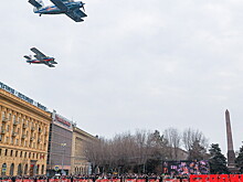 Военный парад в честь победы в Сталинградской битве завершился пролетом авиации