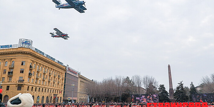 Военный парад в честь победы в Сталинградской битве завершился пролетом авиации
