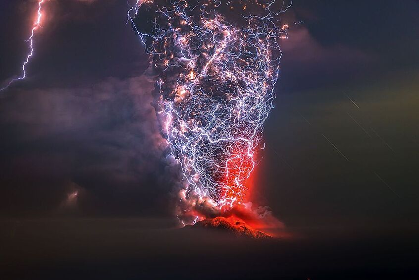 "Эль-Калбуко". Регион Лос-Риос, Чили. Первое место в номинации “Красота природы” – кадр извержения вулкана Кальбуко.