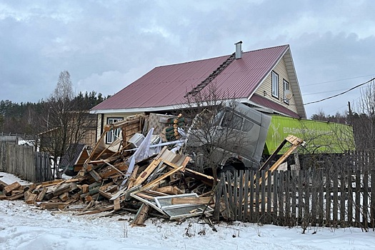 Фура слетела с дороги и врезалась в дом в Нижегородской области