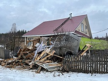 Фура слетела с дороги и врезалась в дом в Нижегородской области