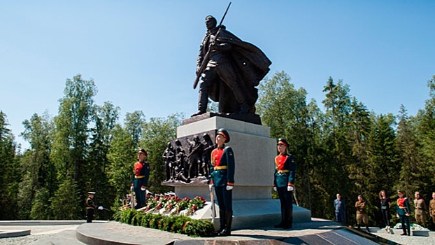 На трассе «Нева» торжественно открыли памятник «Погибшим при защите Отечества»