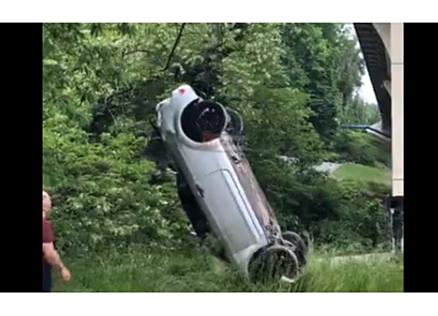 В Сочи женщина на иномарке упала в реку