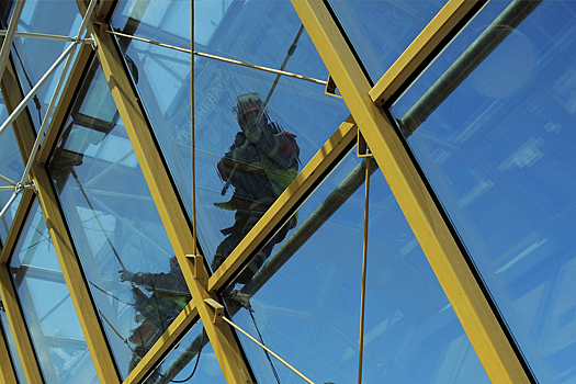 Мигрант-альпинист погиб, сорвавшись с фасада здания на западе Москвы