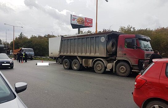 В Екатеринбурге грузовик насмерть сбил мужчину