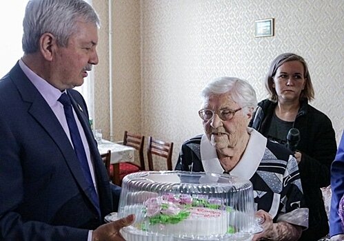 Владимир Мякуш поздравил с 93-летием старейшую представительницу «Единой России»