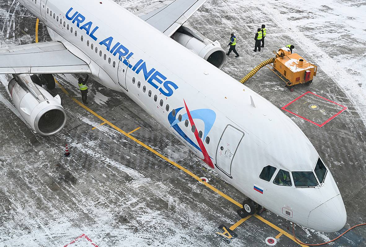 Пассажир самолета российской авиакомпании услышал странные звуки во время ожидания вылета