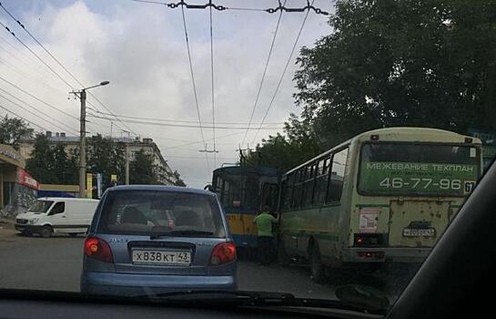 В Кирове столкнулись троллейбус и автобус