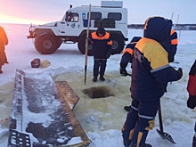 Спасатели нашли тело водителя трактора, затонувшего при устройстве зимника на Ямале