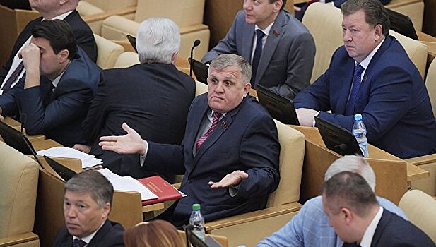 Фракция КПРФ намерена покидать зал "пленарок" на выступлениях Жириновского