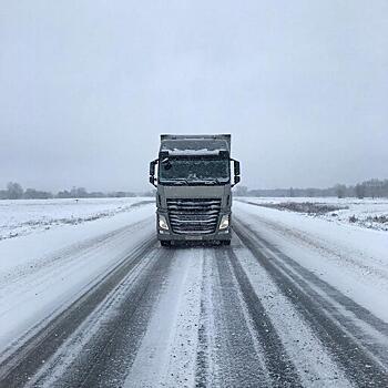 В Подмосковье на видео сняли, как фура попала в жесткое ДТП