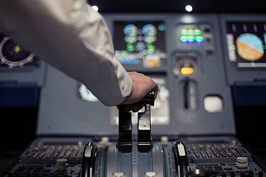 Экипаж пассажирского самолета доложил о вибрации в двигателе и закружил в небе