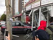 Машина ЧОП врезалась в киоск в Челябинске