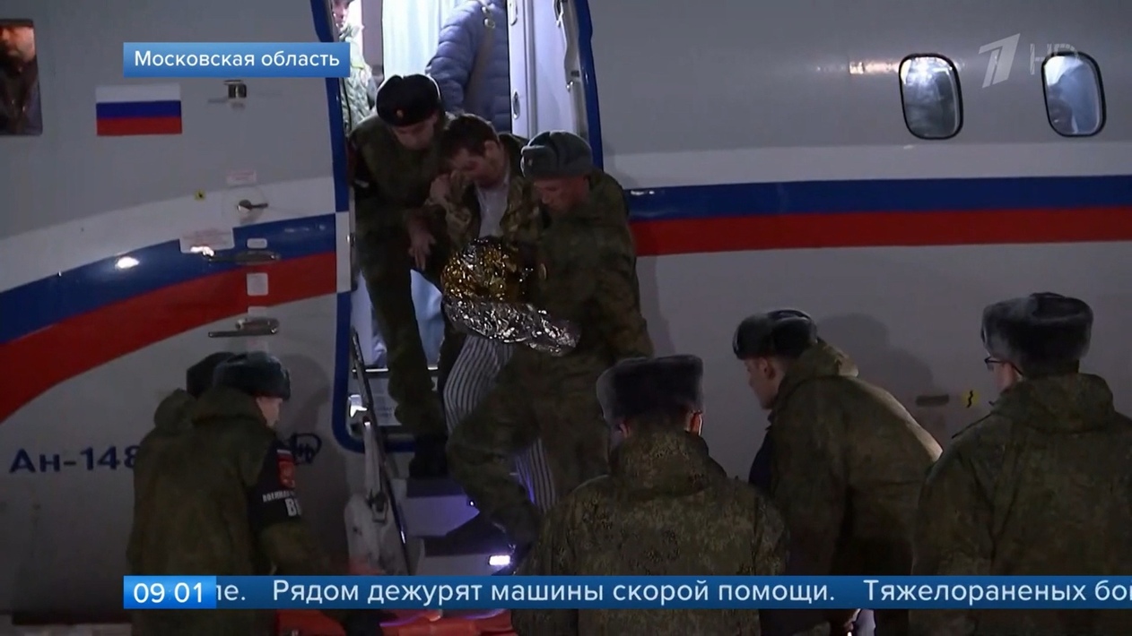 Поют гимн. Возвращение из плена российских солдат. Русский солдат 2024. Из плена вернулись российские солдаты. Освобождённый из плена российский солдат.