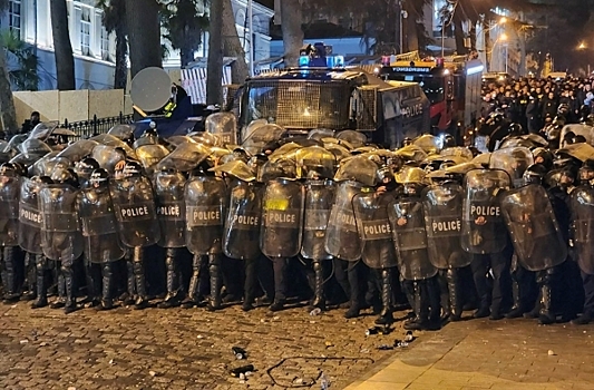 Протестующие в Тбилиси против законопроекта об иноагентах порвали флаг РФ