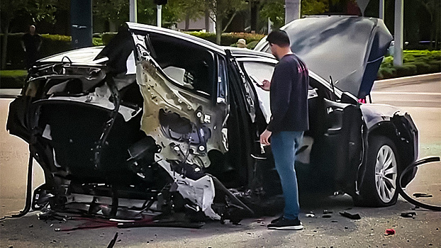 Вот так разорвало: кадры последствий ДТП с участием суперкара и Tesla