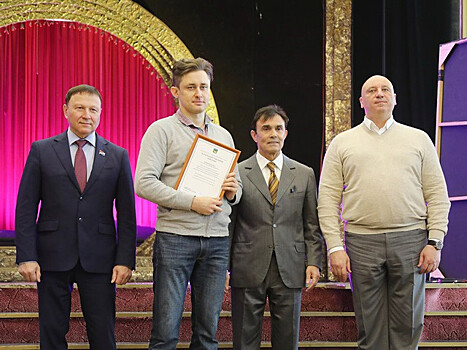 Актеров театра Горького поздравили депутаты Заксобрания Приморья