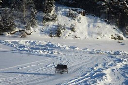 В Омской области легковой автомобиль провалился под лёд