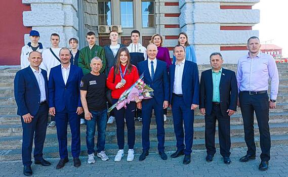 Чемпионку мира по версии WFA Елизавету Токареву в Курске встречали фанаты