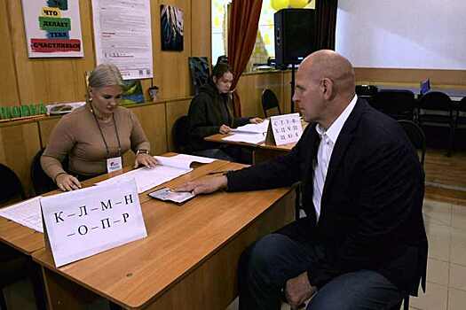 Сенатор РФ Александр Карелин проголосовал на выборах губернатора Новосибирской области