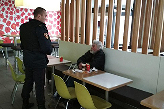 Росгвардия выгнала заплативших за обед в McDonald's бездомных