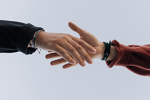 Как появилась традиция пожимать руки при встрече