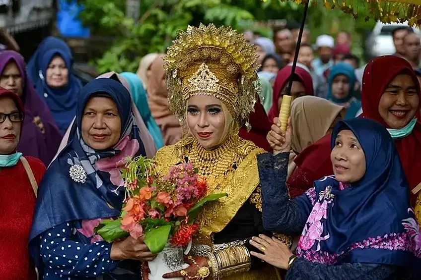 Индонезийские девушки сочетают яркие платья с ну очень яркими (и красивыми!) традиционными головными уборами. А это значит, что необходим не менее выразительный макияж – чтобы лицо не «потерялось» среди шелка, металла, страз и самоцветов.