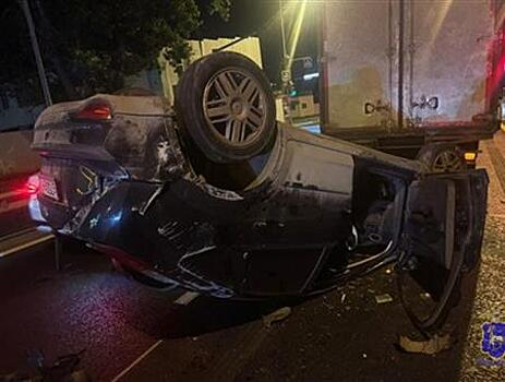 В Красноглинском районе легковушка ударилась об отбойник и столкнулась с грузовиком