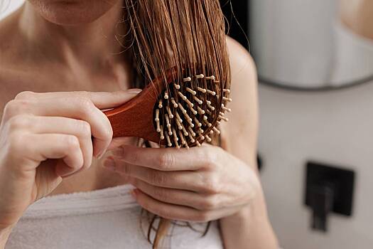 Врач предупредил об опасности расчесывания мокрых волос