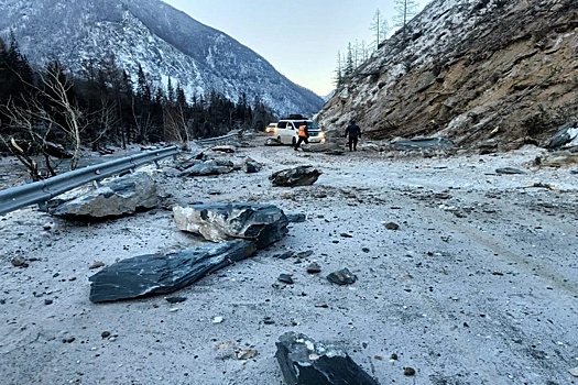 На Алтае камнепад разрушил участок федеральной трассы "Чуйский тракт"