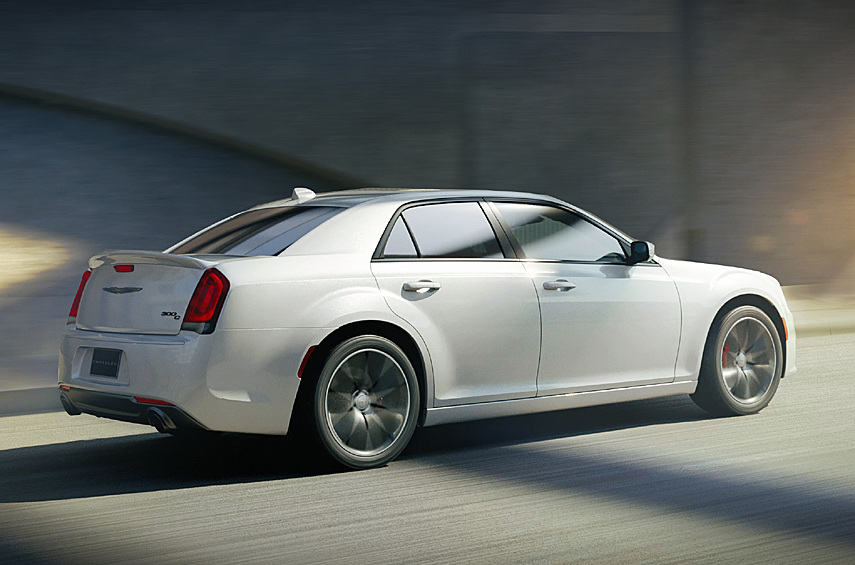 Автомобиль снабдили 492-сильной «восьмёркой» объёмом 6,4 литра вместо 5,7-литрового двигателя мощностью 368 сил на 300S. В итоге седан способен набрать 60 миль в час (97 километров в час) за 4,3 секунды, пройти 402 метра за 12,4 секунды и достичь 257 километров в час