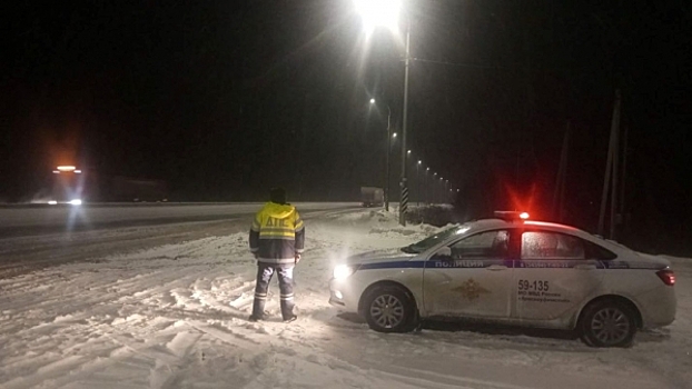 На трассе Пермь – Екатеринбург устраняют последствия сильного снегопада