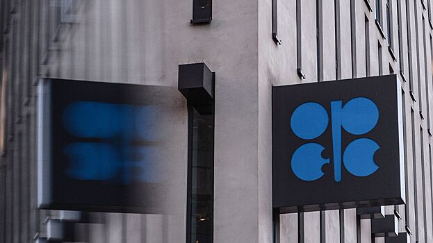 Члены ОПЕК+ договорились сократить добычу нефти в октябре