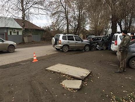 В Самаре в ДТП с участием трех машин пострадали два человека