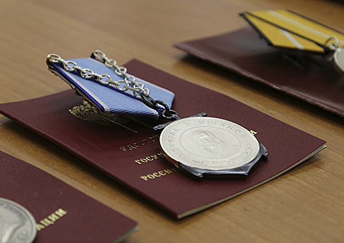 Командующий Северным флотом на заседании Военного совета вручил награды отличившимся офицерам