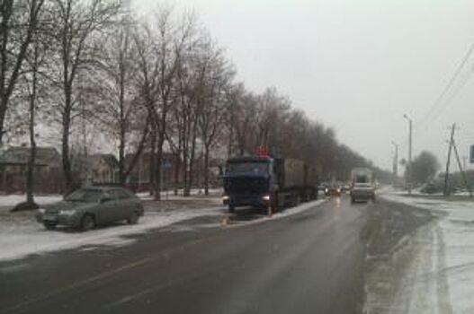 В тамбовском Рассказово КамАЗ врезался в ВАЗ: пострадали два пассажира