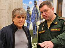Известный певец спел для добровольцев