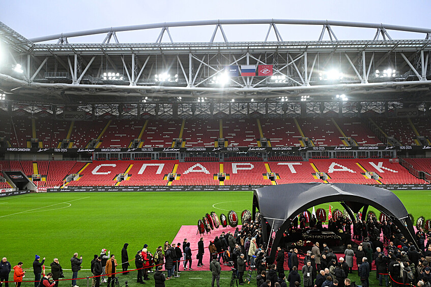 На церемонии прощания с олимпийским чемпионом 1956 года в составе сборной СССР по футболу Никитой Симоняном на стадионе «Лукойл Арена» в Москве, 27 ноября 2025 года