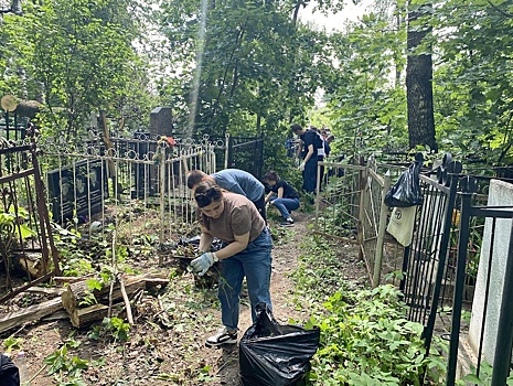 Могилы Героев Великой Отечественной войны прибрали на кладбище «Марьина Роща»
