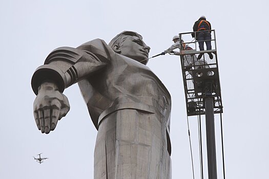 Памятник Юрию Гагарину помыли